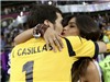 Casillas tái hiện nụ hôn lịch sử